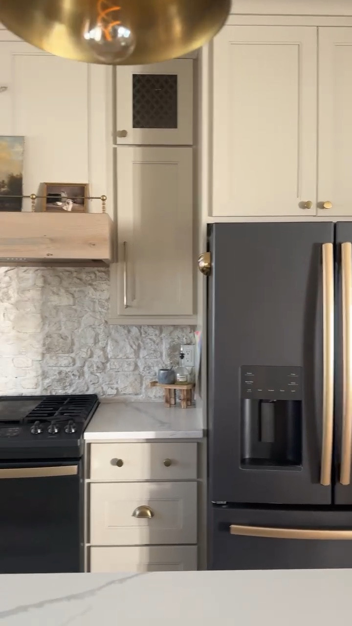 Want to elevate your appliances?! Grab some vinyl off of Amazon for $17! We got the matte metallic champagne gold and it came overnight! ✨

#Amazonhome #amazon #kitchendesign #Diykitchen