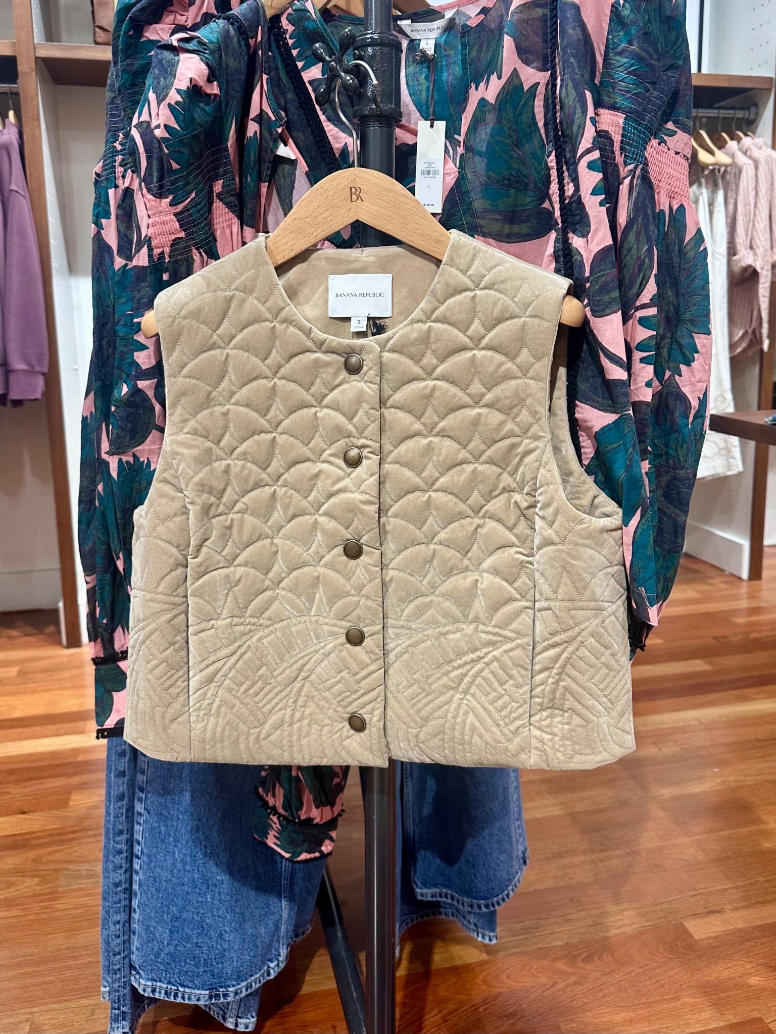 This might the the most versatile piece you buy for spring & it will take you all the way into winter 

Layering piece | vest | velvet 

#LTKootd #LTKFestival #LTKgrwm