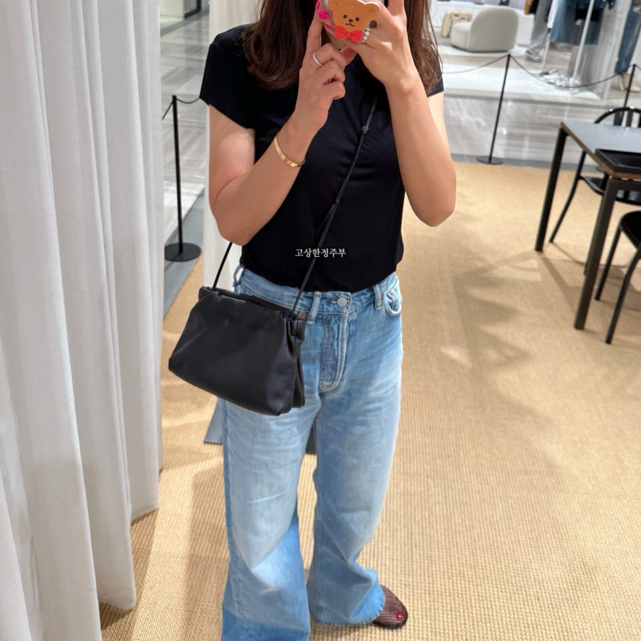 " The Row Bourse Bag "
" the row bourse bag black "

#더로우 #더로우가방 #더로우부어스백
#therowbourse
#therowbag

#LTKbag #LTKstyletip #LTKasia