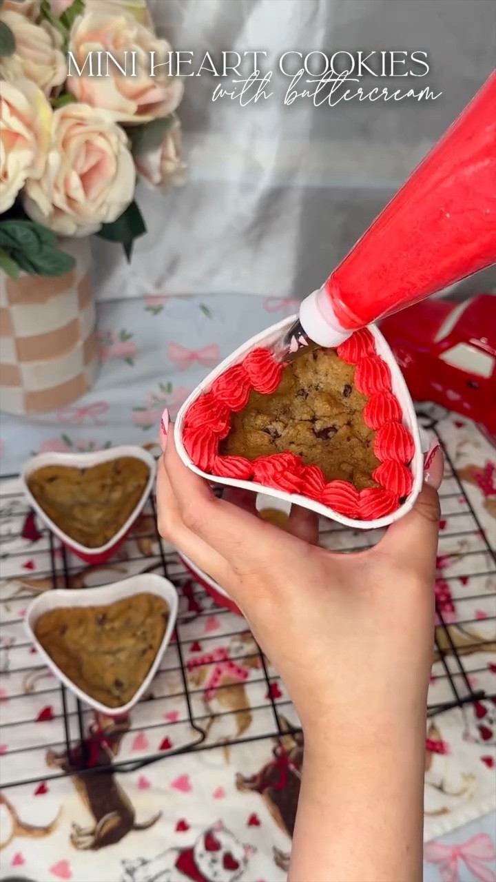 I love a classic cookie cake and these mini versions are all that cuter🤍
.
#cookierecipe #recipe #chocolatechipcookies #baking #heartdesserts