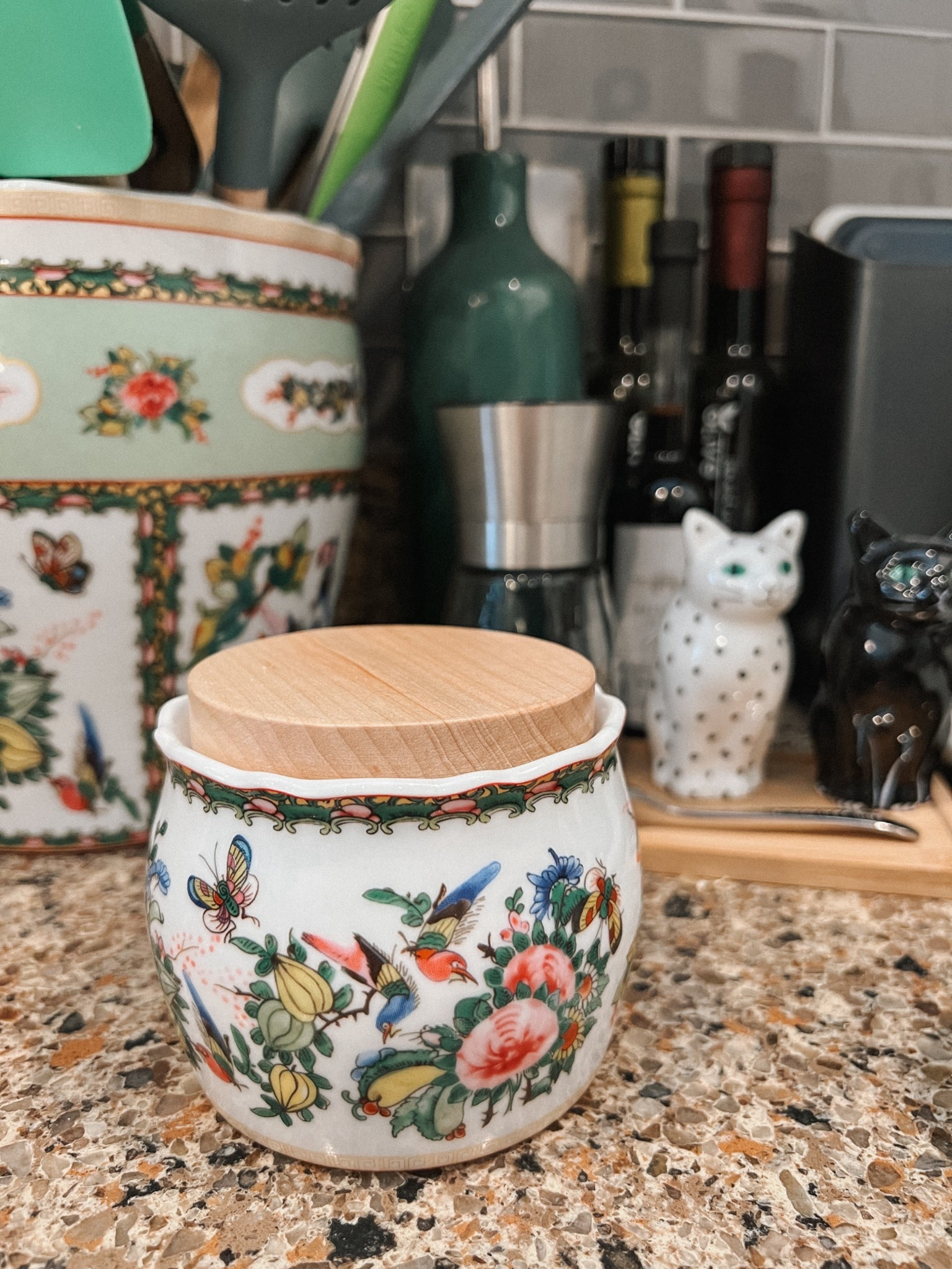 A pretty and useful kitchen find: an elegant salt jar from Williams Sonoma 🍽️🧂