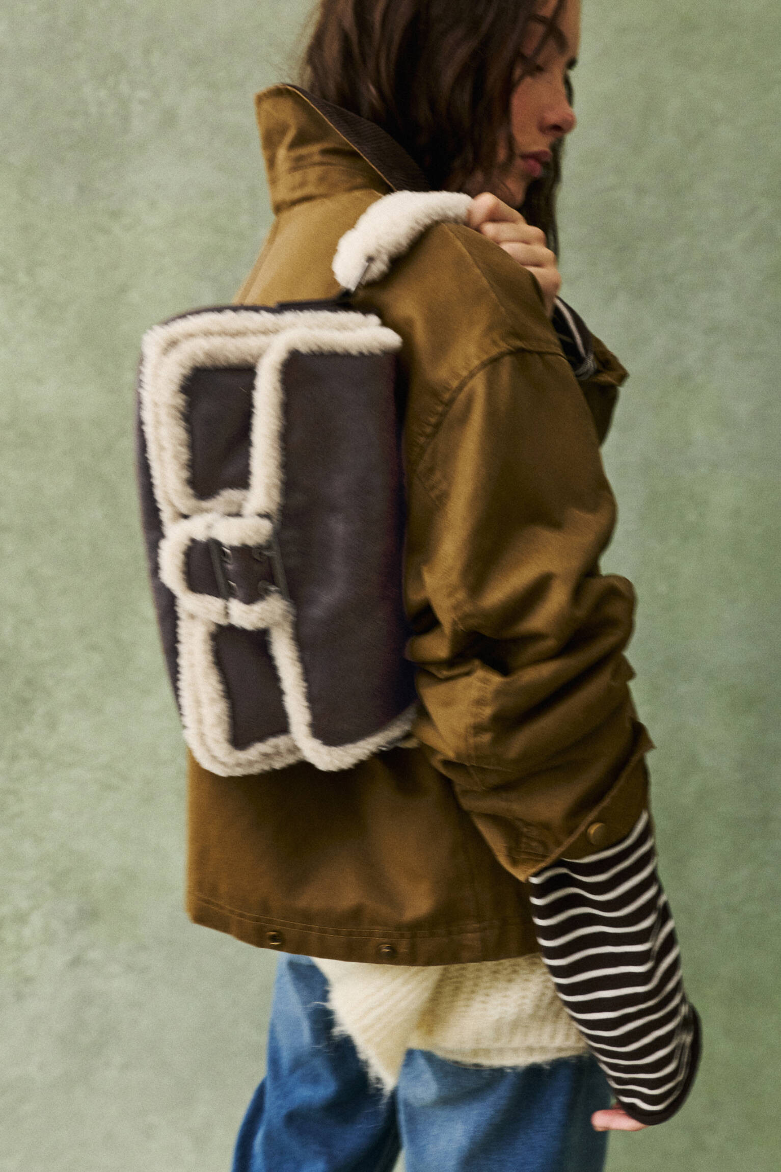 Faux shearling shoulder bag - pull&bear | PULL and BEAR UK