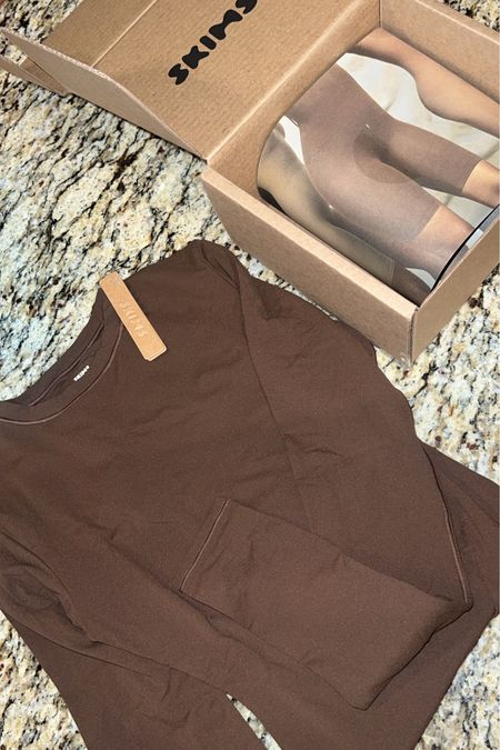 Skims 
Fits everybody Long Sleeve Crew Neck Bodysuit in color Cocoa 🤎🧸✨
Fall fashion 
Bodysuit 

#LTKHolidaySale #LTKstyletip #LTKworkwear