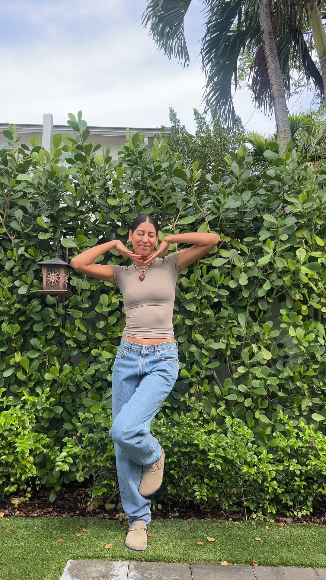 outfit details:
skims look a like top: H&M
Jeans: thrifted Levi’s
shoes: Boston Birks
Necklace: sc collection 