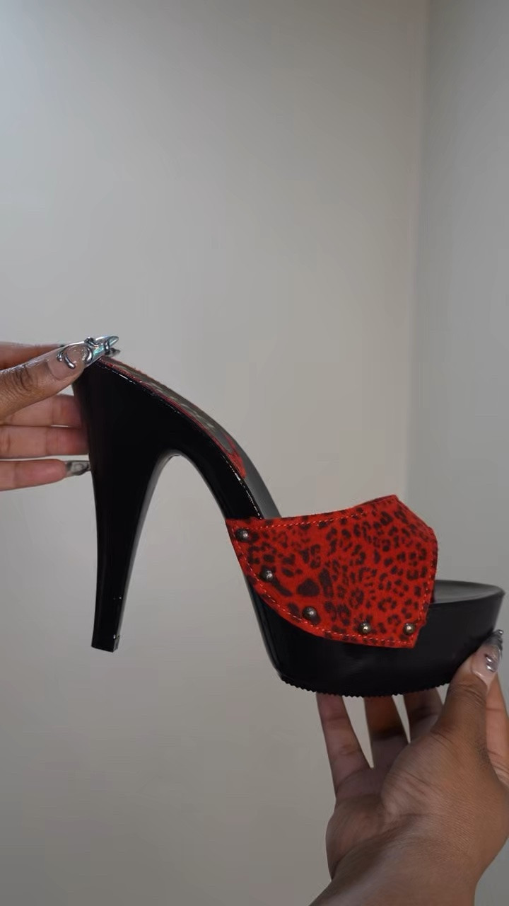 My first pair of clogs and I love them!😍🐆🙌🏽✨I got a Size: 40 and I'm a US Size: 8.5 These are the beautiful Red Suede Leopard Print Black Clogs from @Etsy Kiara Shoes Made in Italy!🇮🇹 #kiarashoes #clogs #clogheels #leopardprint #blackclogs

#LTKgrwm #LTKTravel #LTKootd