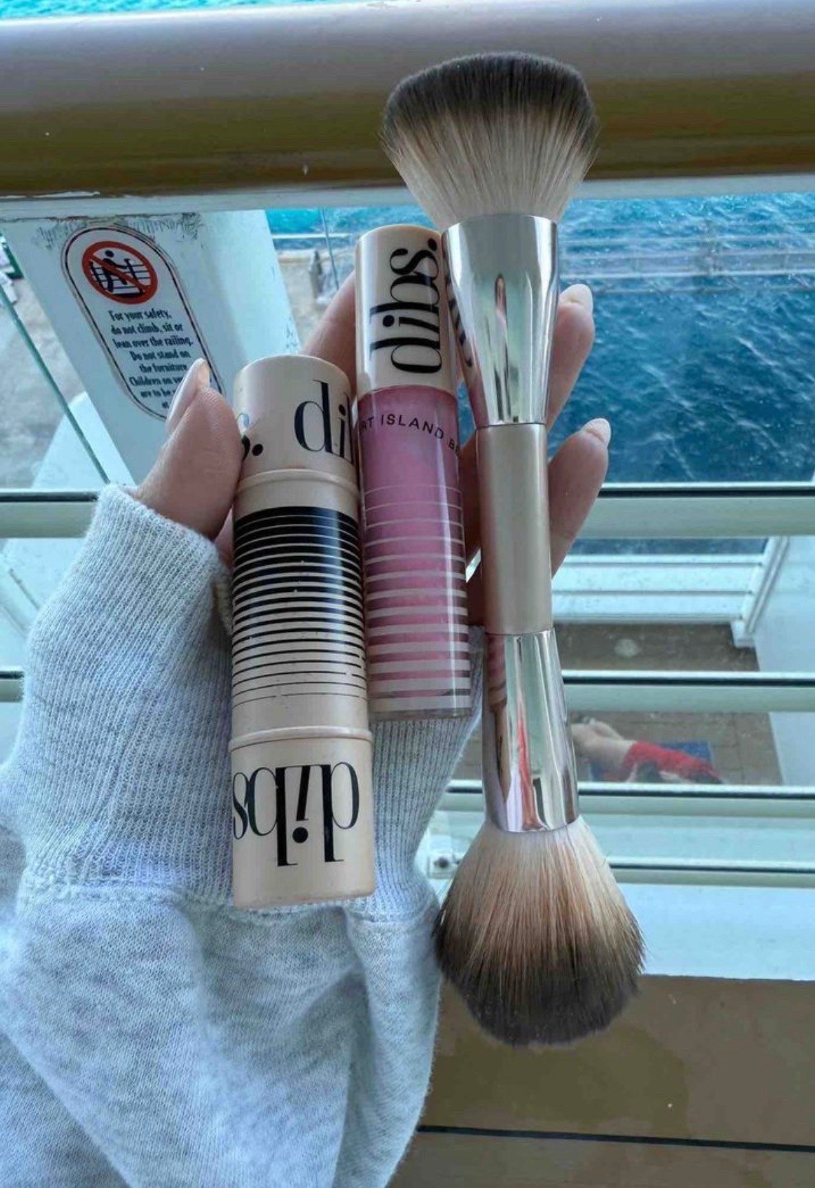 Travel makeup

#LTKgrwm #LTKselfcare #LTKmorningroutine