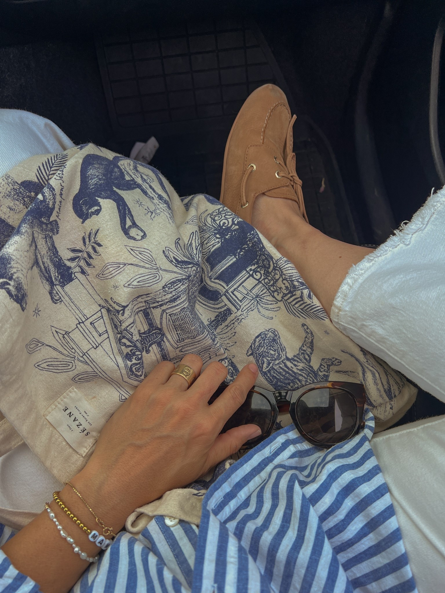 Effortless Monday Look

White Levi’s ribcage straight cropped, Max shirt Sézane - my favorite for Summer, perfectly oversized - beige boat shoes, Sézane tote for running groceries. 

Jeans: Levi’s 
Boat shoes: Sperry X Aritzia
Striped shirt: Sézane






#LTKeurope #LTKstyletip #LTKspring