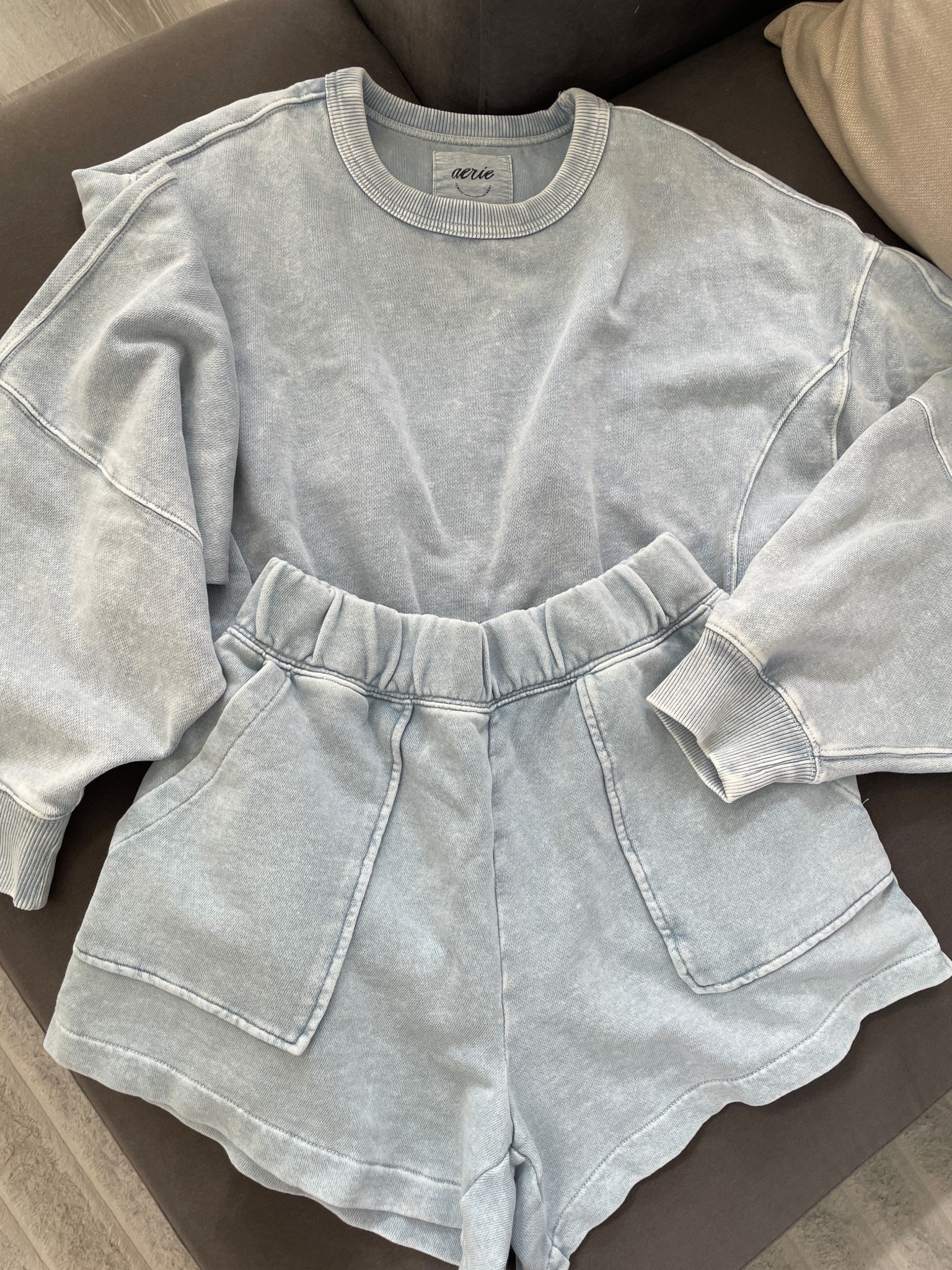 The COMFIEST @Aerie go to sweatshirt and matching shorts - cloud wash color 


#LTKxAerie #LTKootd