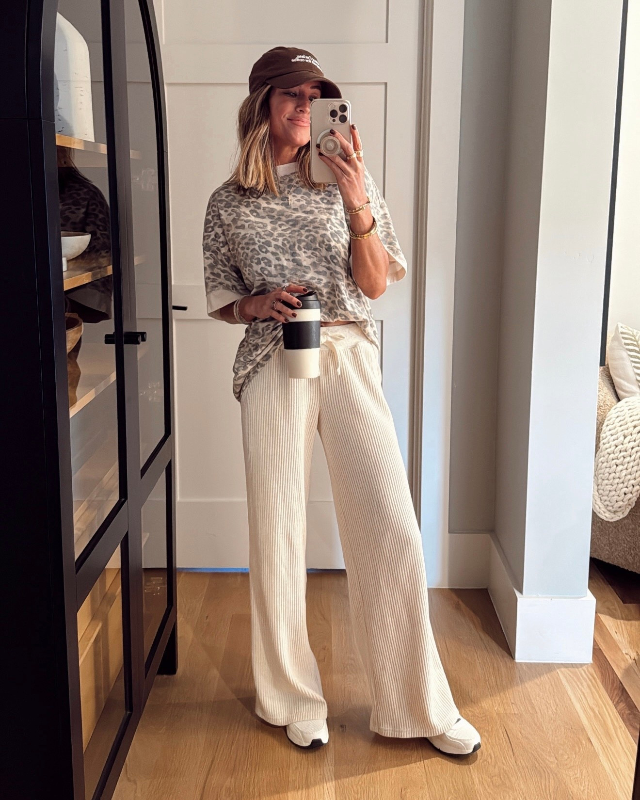 Cozy, comfy and cute outfit! 🙌🏼 wearing xs in tee and pants, but if I was wearing this tee with leggings I would grab a small for added length. 