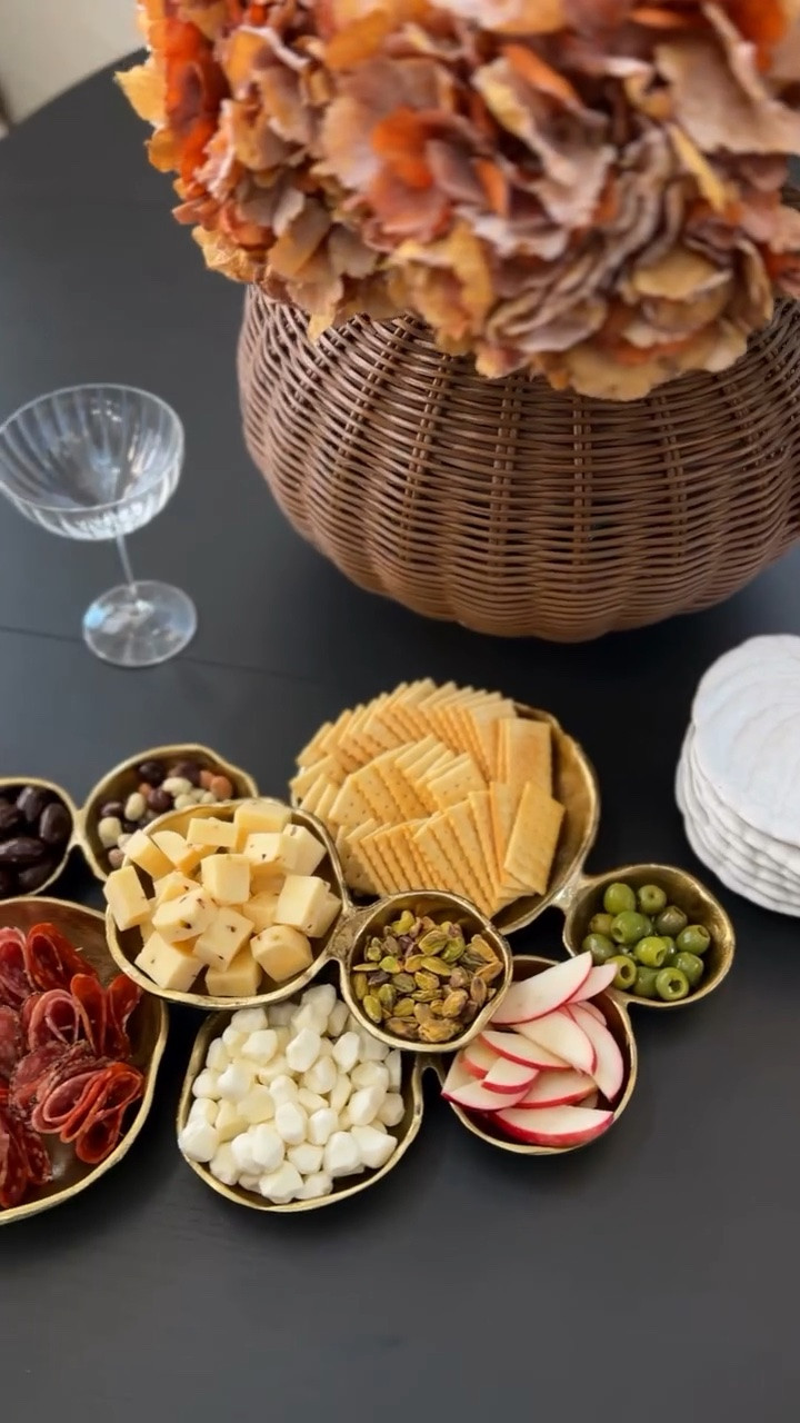 The serving tray I’ll be using all season long 🍂

This tray makes hosting so easy! There’s a spot for everything, and somehow even the simplest snacks look beautifully styled on the table. It’s perfect for fall gatherings, holiday entertaining, or keeping on hand whenever guests come over. One of those pieces you’ll reach for year after year. 🤎

#fallentertaining #fallhosting #holidayentertaining #servingtray #amazonhomefinds