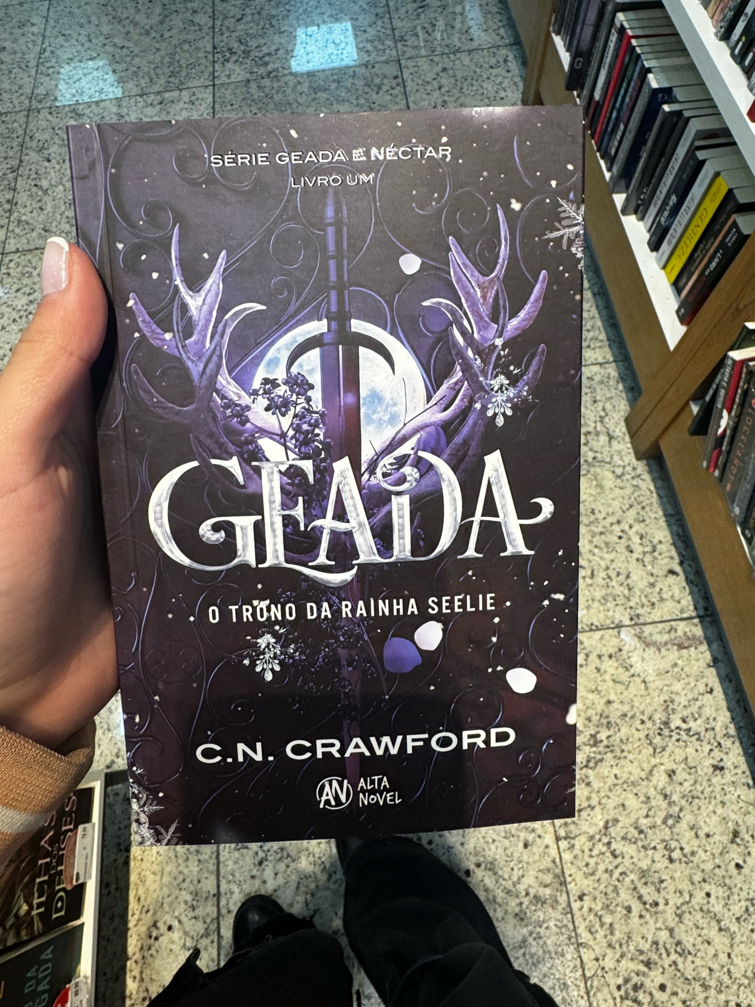 Em meio a segredos obscuros e traições, ela terá que decidir em quem confiar, antes que seja tarde demais


No pior dia da vida de Ava, ela se vê sem casa e sem namorado, jurando nunca mais se envolver com ninguém. Mas quando o irresistivelmente sexy rei Seelie entra em cena, oferecendo-lhe uma proposta irrecusável, ela se vê mergulhada em um reino de perigo e sedução.


A competição para se tornar a rainha Seelie é feroz e mortal. Com concorrentes dispostas a tudo pelo poder, Ava percebe que está arriscando mais do que imaginava ao aceitar a proposta de Torin.



#LTKgiftguide #LTKbrasil #LTKover50style