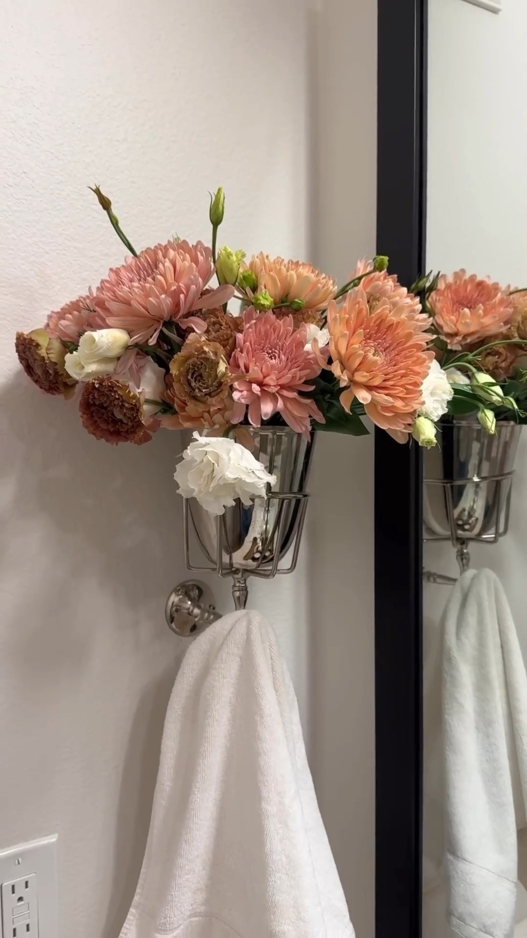 The prettiest wall vase 🤍