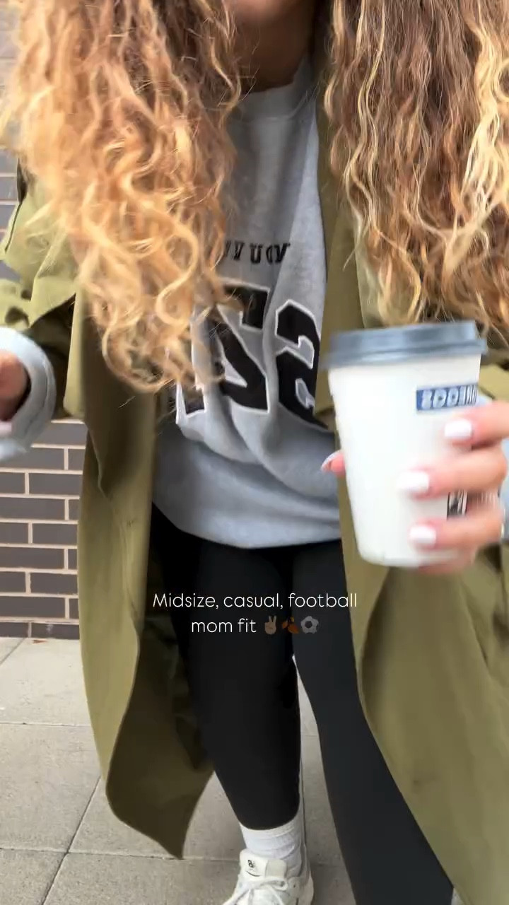 Not me eyeballing passers by 😂😂👀 

Football ootd & it’s not actually that cold today!⚽️🤎 

Comment for links gals 🔗✌🏼 

#ootd #midsizestyle #midsizefashion #postpartum #fashionblogger #momfit #footballmom #soccarmom #sunday #casualstyle #midsizeblogger