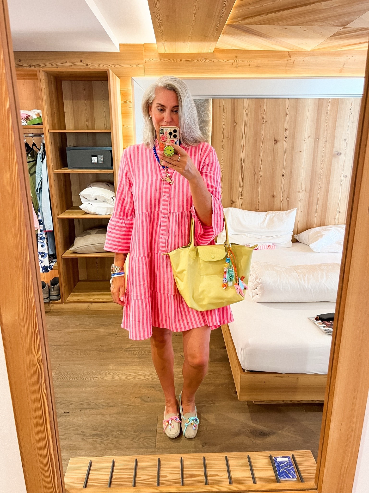 OOTN - Dinsdagavond. Roze gestreepte mousseline jurkje (maat 42), blauwe ketting met roze kreeft. Lime groene of gele Longchamp le Pliage tas. Oude suède loafers.

#LTKeurope #LTKsummer #LTKtravel