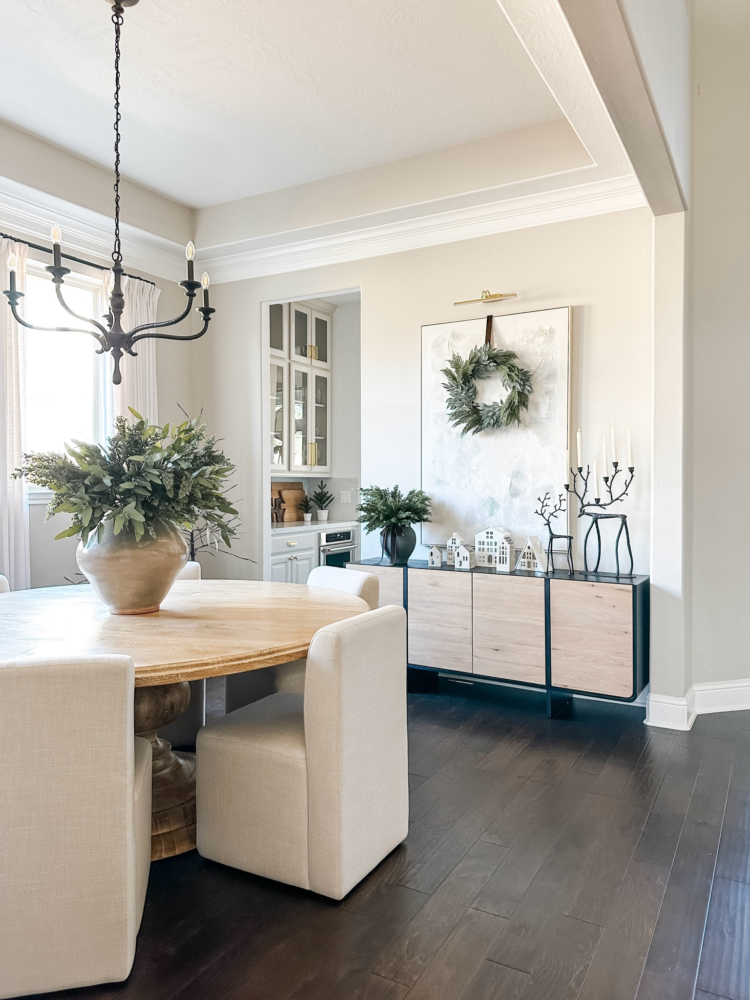 Neutral Holiday Home Inspo

Holiday home  Christmas home  neutral home  home decor  holiday decor  neutral decor  dining room inspo  home inspo  holiday decor inspo  Christmas decorr

#LTKHoliday #LTKSeasonal #LTKHome