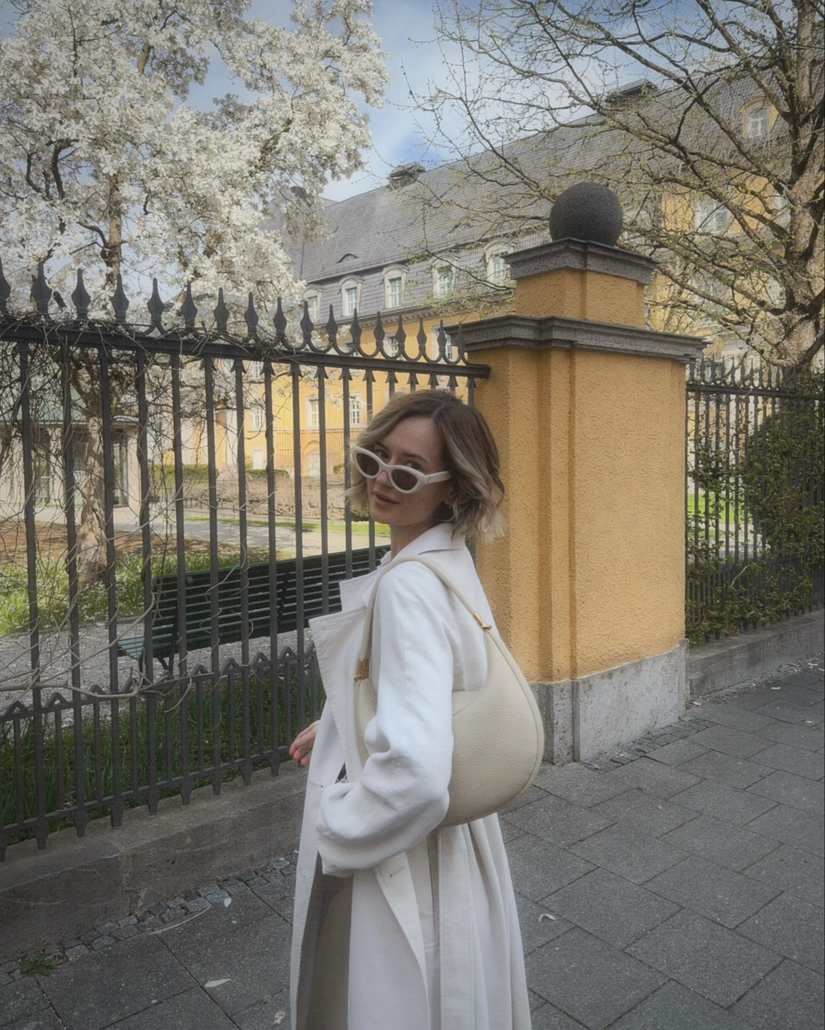 #longtrench #trenchlang #jeanshellblau #springoutfits #springlooks #cremetasche #weissesonnenbrille

#LTKdeutschland #LTKspring #LTKeurope