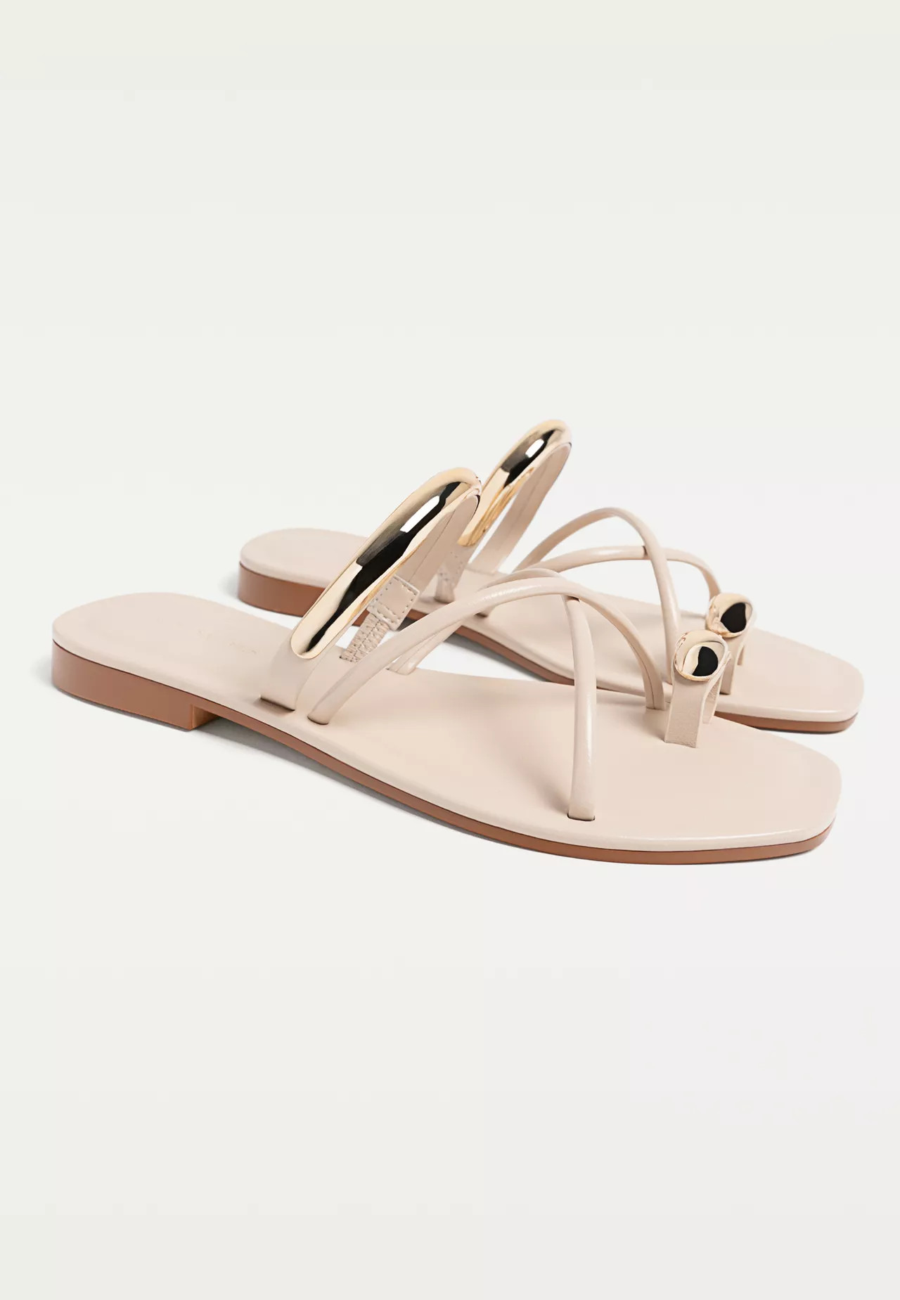 Flache Sandalen mit Metallverschlüssen. | Stradivarius DE