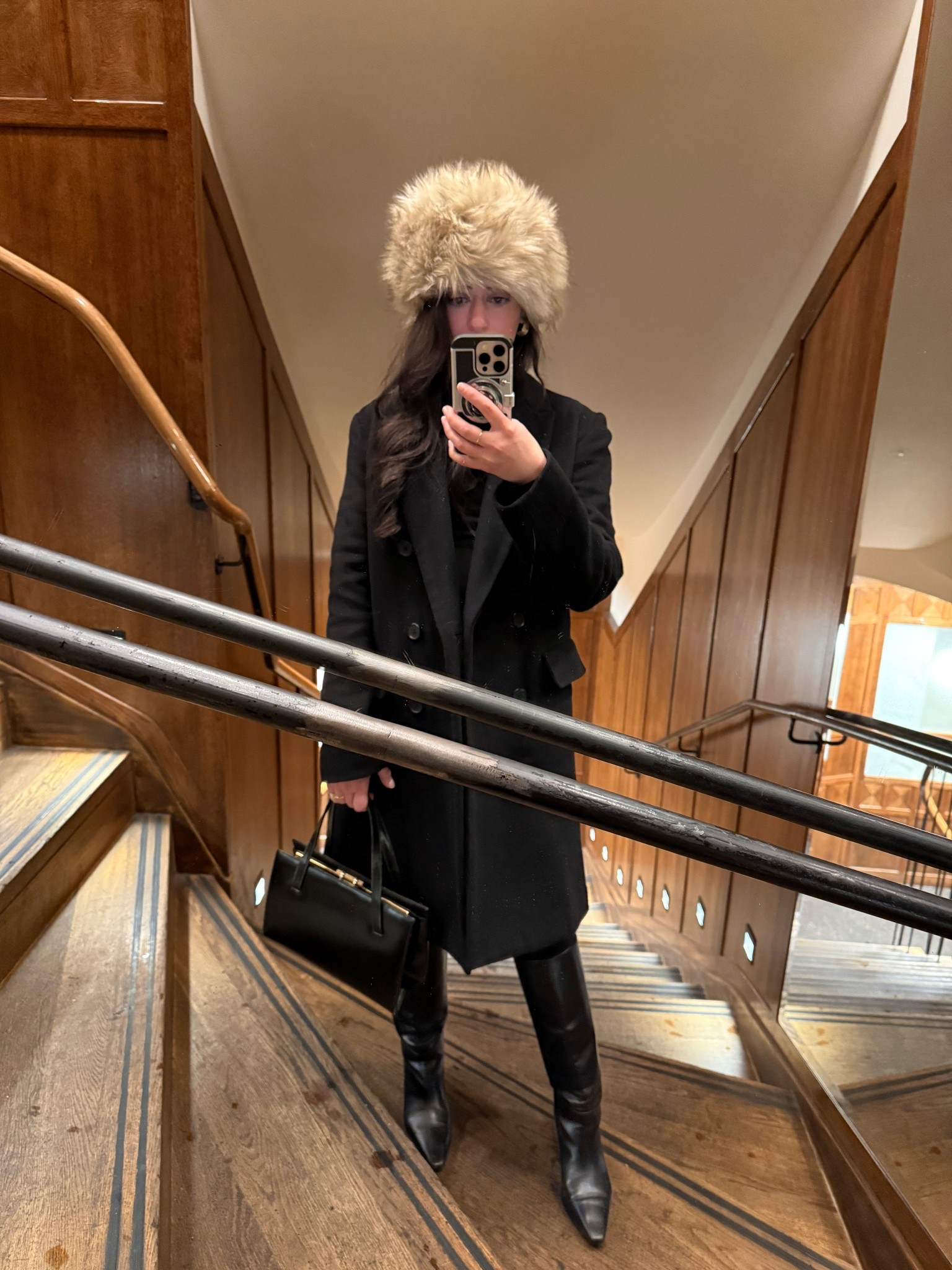 Hat: Amazon
Coat: Wilfred
Top: H&M
Leggings: Old Navy
Boots: Massimo Dutti
Bag: Vintage

#LTKwinter #LTKpetite #LTKtravel