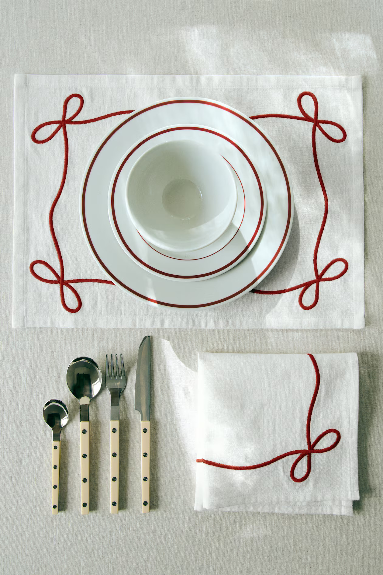 2-pack embroidered linen-blend placemats | H&M (UK, MY, IN, SG, PH, TW, HK)