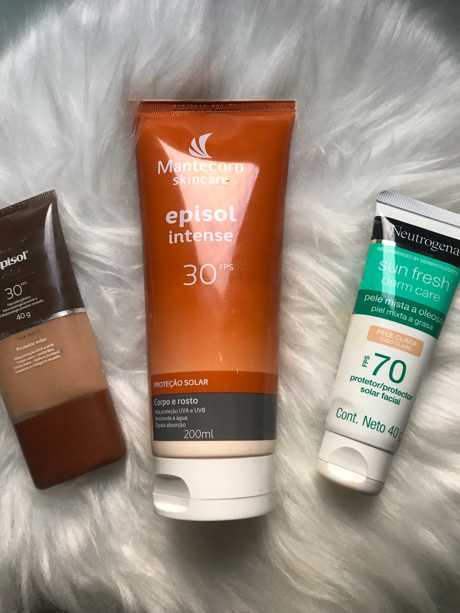 Hoje vamos falar sobre protetores facial e corporal - da série meus favoritos e recomendados .

Nós sabemos que é fundamental nos proteger das agressões solares e hoje eu vim compartilhar os meus favoritos .

Eu adoro protetor com cor pois para mim na maioria das vezes ele entra como base , para o rosto eu prefiro fator 30, mas como minha pele tem manchas de sol , optei pelo 70 que é esse que da neutrogena ambos são em creme e com ótima proteção pois são marcas recomendadas por dermatologista.

Já o de cor laranja e em creme , serve tanto para o rosto quanto para o corpo , porém não tem cor , ele deixa a pele hidratada e macia por 12 horas .

#LTKHolidaySale #LTKsalealert #LTKbeauty