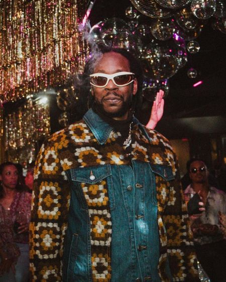 Subscribe to our page or our app for answers to your #celebritystyle questions! @allyson__allison says, “What is the designer that 2chainz is wearing, please?” @2chainz enjoyed #lebronjames birthday wearing a crochet and denim ensemble by ($790 jacket, $710 pants). Find it on our subscribers only page + swipe to see more pix from the party!
📸 IG/Reproduction #2chainz #2chainzfbd