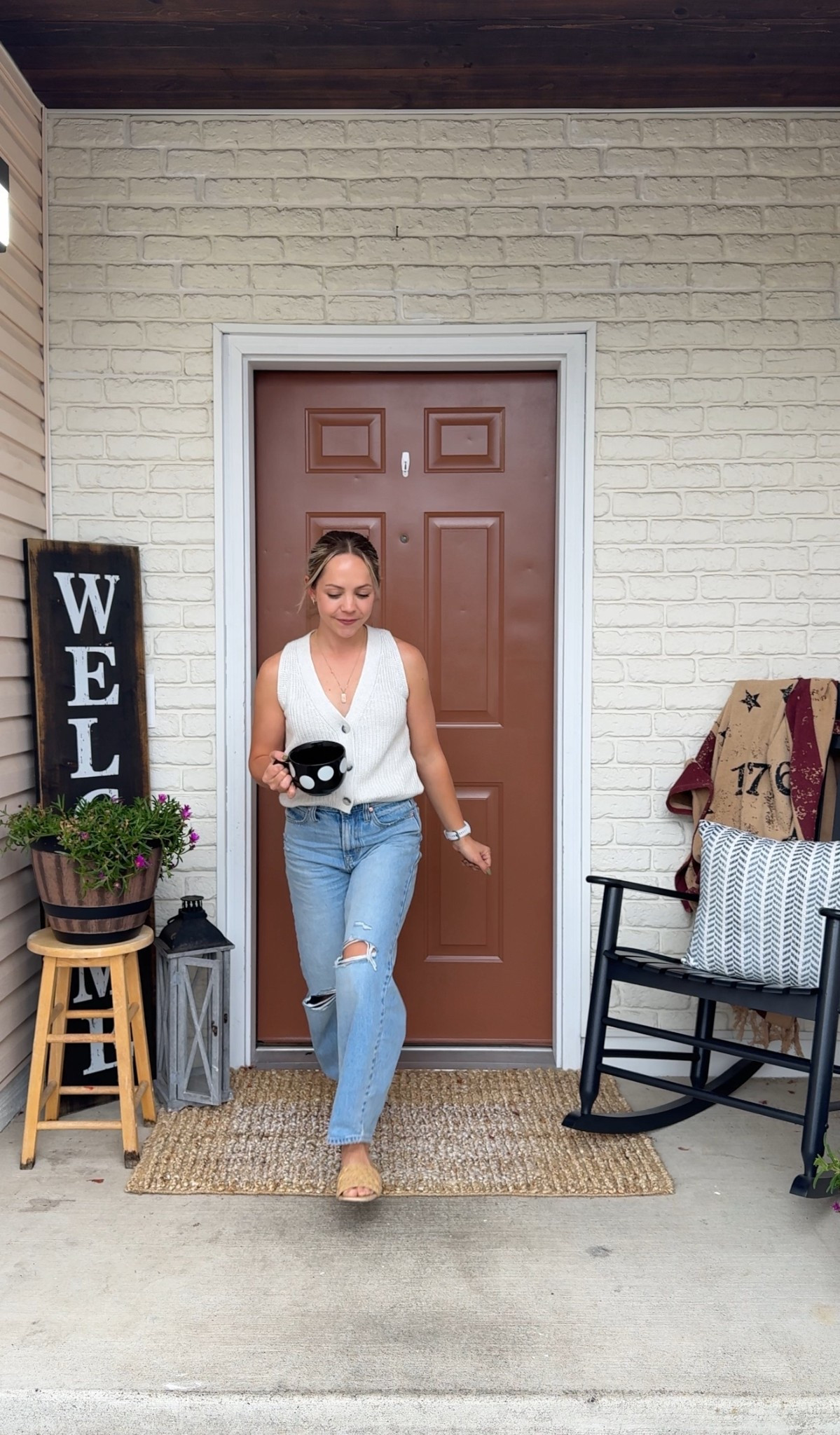 Transitional fall outfit & more! These are my favorite subtle barrel jeans right now. They fit so nicely with loafers or simple sandals!