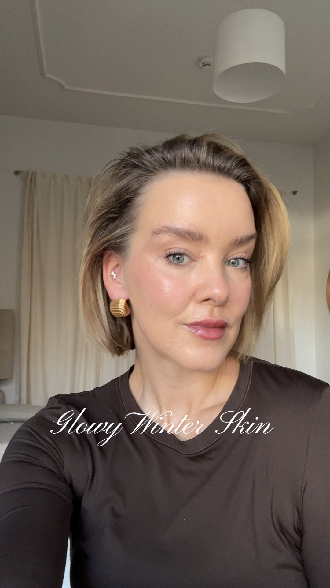 Love these glowy and creamy textures - easy to apply and natural look. ✨ Products used for that Winter skin glow with @merit : 
The uniform tinted sunscreen in 20 
The minimalist stick in sand 
Flush balm in après 
Day glow highlighting balm in solstice 
Brows in light brown 
Clean lash mascara in black 
Shade slick for lips in Sangria 
* Anzeige - annonce 

#winterskinglow #grwm #easymakeuproutine

#LTKbeauty