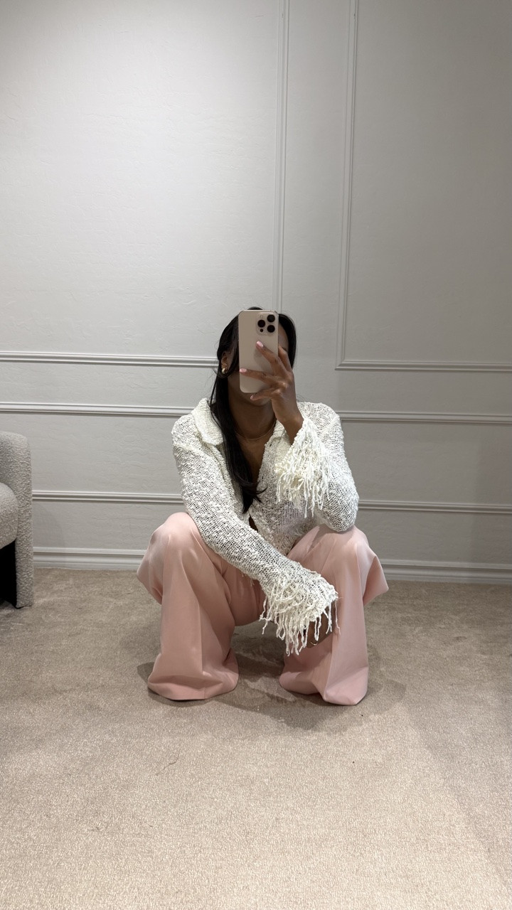 1 @sourceunknown_official cardigan, 4 ways. Which look is your fave?

#outfitsdaily #springoutfitideas #springoutfitinspo #stylishgirls #outﬁtideas