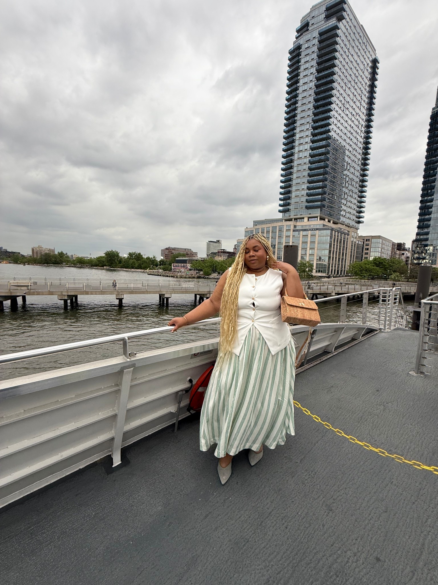 Cute and casual plus size spring outfit 
Shoes: justfab 