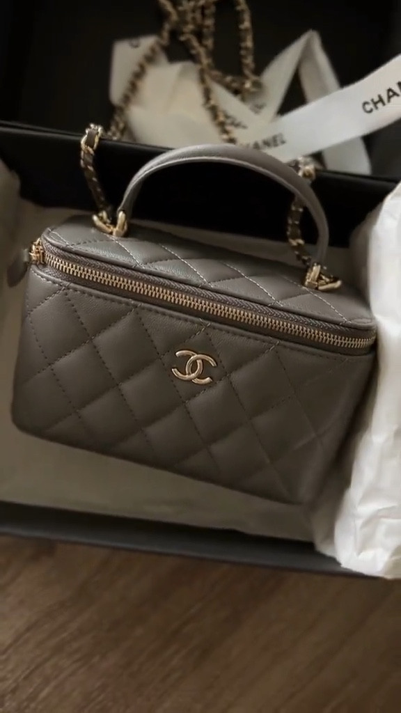 Link➡️ https://sale.dhgate.com/kEqW0U10 • Structured mini bag that instantly elevates outfits. Perfect size for phone, cards, gloss and keys. Great for day-to-night styling.
#ltkbags #ltkeveningstyle #ltkstyle #ltkfinds #ltkluxuryvibes

#LTKootd #LTKU #LTKSaleAlert