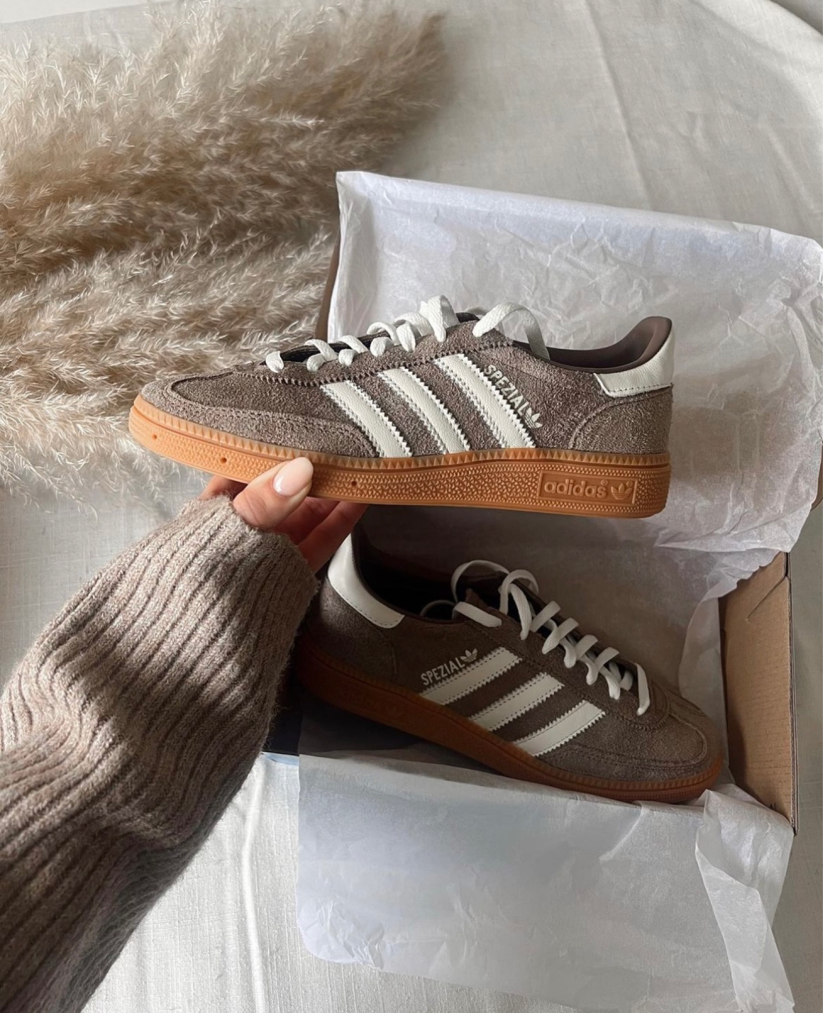Adidas HANDBALL SPEZIAL
Earth Strata, Off White & Gum

#adidasshoes 
#adidasspezial
Adidas special trainers 
Brown adidas sneakers 
Spring  shoes 

#LTKfindsunder100