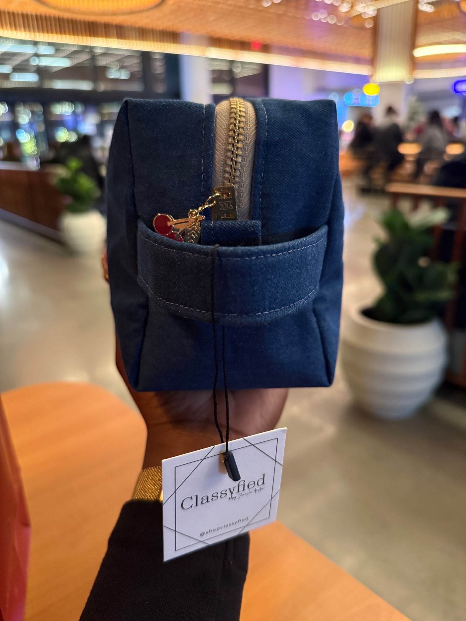 DIY the perfect toiletry/make-up bag. Comes in three sizes! 