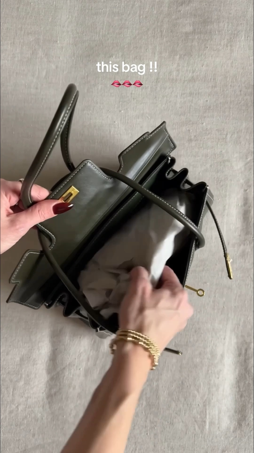 to be clear this is not a fake $30000 birkin bag.  it is clearly branded by jw pei.  it is 100 per cent inspired by the birkin etoupe 😌. but not everyone has 30 grand for a bag so it's ok 

#birkin #birkinetoupe #designerinspired