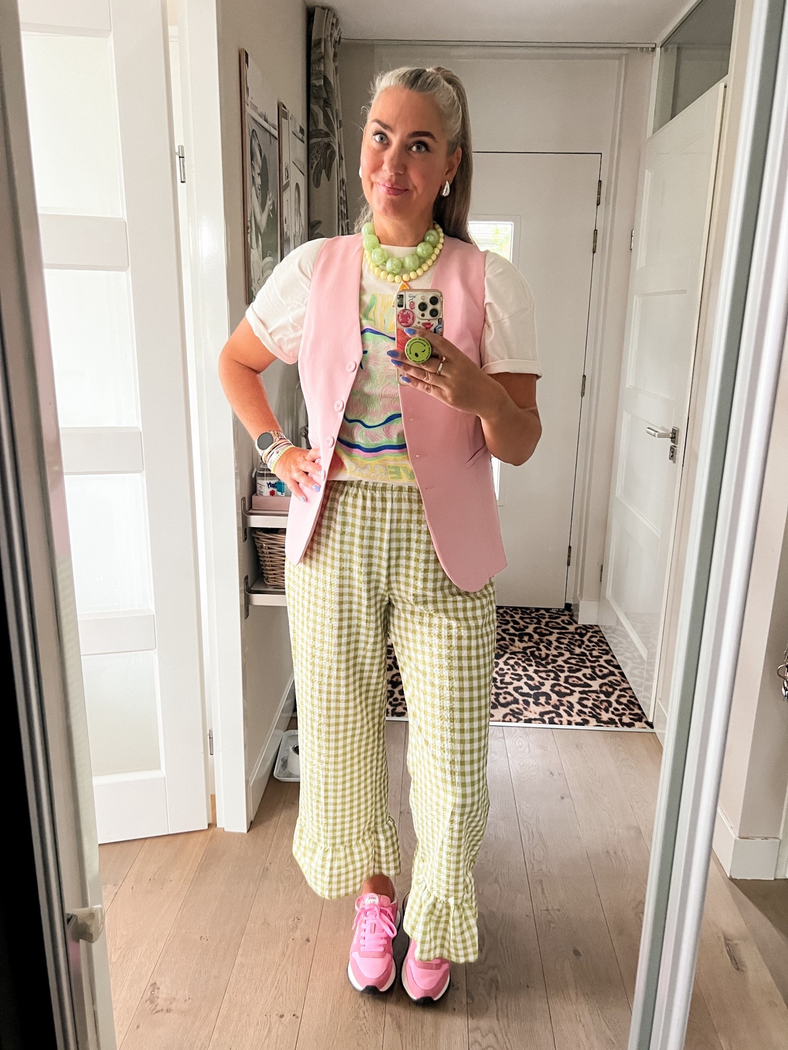 Ootd - Thursday

Nirvana t-shirt (old H&M, M)
Pink gilet ( https://ms-mode-nl.mtpc.se/5511380 size 44)
Gingham trousers (L)
Pink sneakers (Sun68)
Green necklace (Bijou Brigitte)
Yellow necklace (Gesponnen Suiker)



#LTKsummer #LTKeurope #LTKnederlands