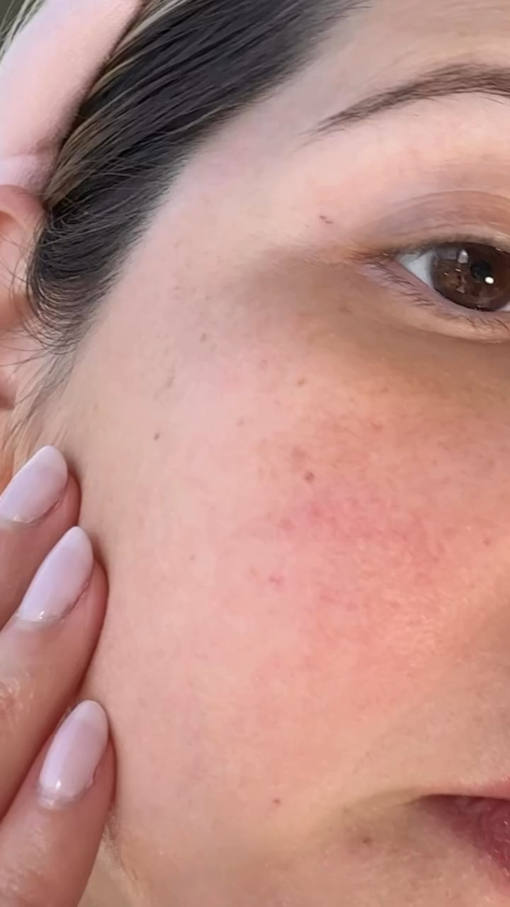 this actually worked… 🤍

I’ve been using the Dr. Melaxin Cactox Pore Relief Multi Balm and I love how it softly blurs my pores without feeling heavy on the skin

it smooths texture, helps control oil, de-puffs, and has that instant cooling feel the moment it touches your skin ✨

you can shop it on @yesstyle

pr gifted by @dr.melaxin_global

#drmelaxin #yesstyle #cactox #peelshot #calciummultibalm