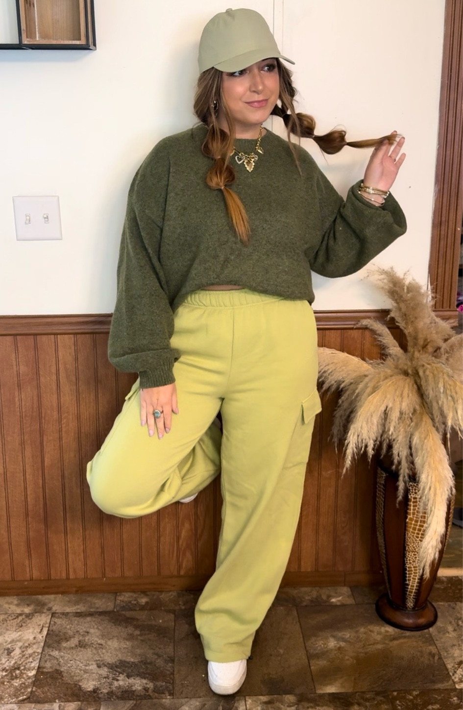 Fall outfit inspo #fallootd #fallfashion #sweater #sweaterootd #sweatpants 