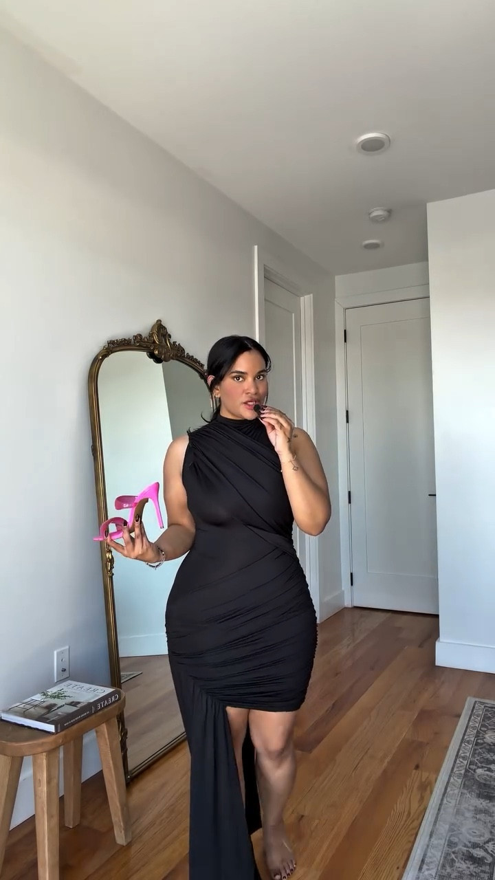 We got 2 shoes from @stevemadden and 2 Valentine’s or Galentine’s day looks ! Which one is your fav? #SMPartner