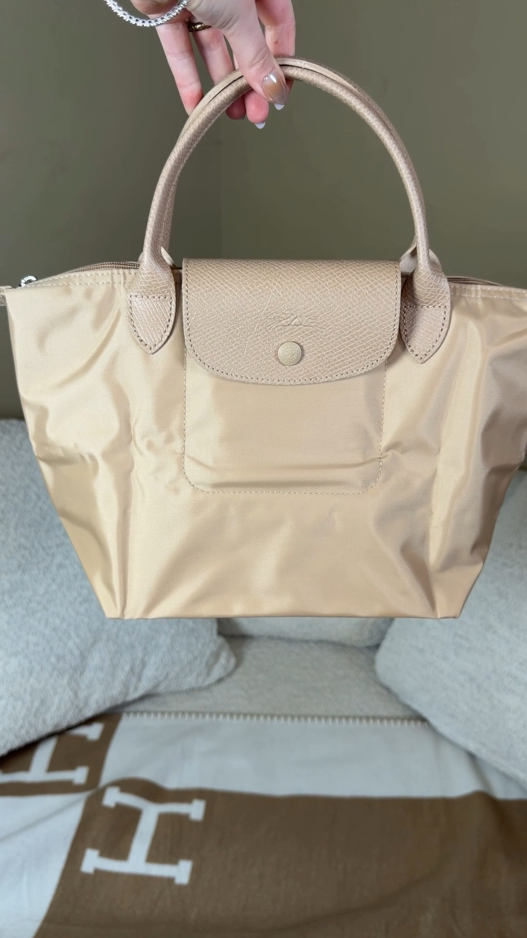 I finally got the new Longchamp Le Pliage One and am really loving the monochromatic look 😍

This is the most neutral beige tone that will go with everything! I love how sleek it looks with the single tone of the leather and nylon body. It’s just like the original we love just sleeker ♥️

This is the small Le Pliage ♥️

#LTKootd #LTKgrwm