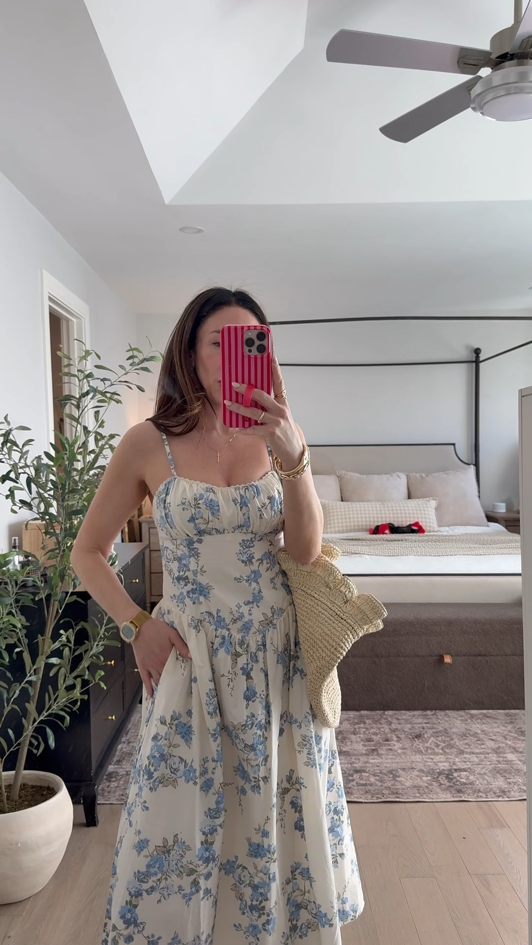 I am loving this floral dress. I’m wearing size small. Comes in a few colors
Target style


#LTKSeasonal #LTKgrwm #LTKPetite