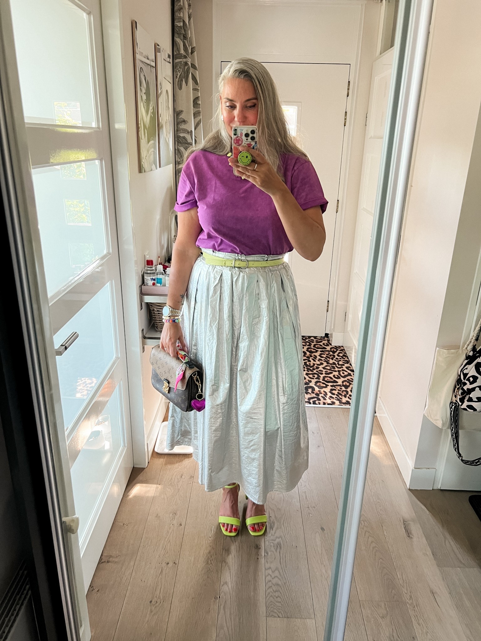 Ootd - Tuesday night. Purple t-shirt and silver skirt both Shoeby (old), neon yellow belt (old H&M) and neon yellow heeled sandals. Louis Vuitton Pochette Metis reverse 



#LTKeurope #LTKspring #LTKnederlands