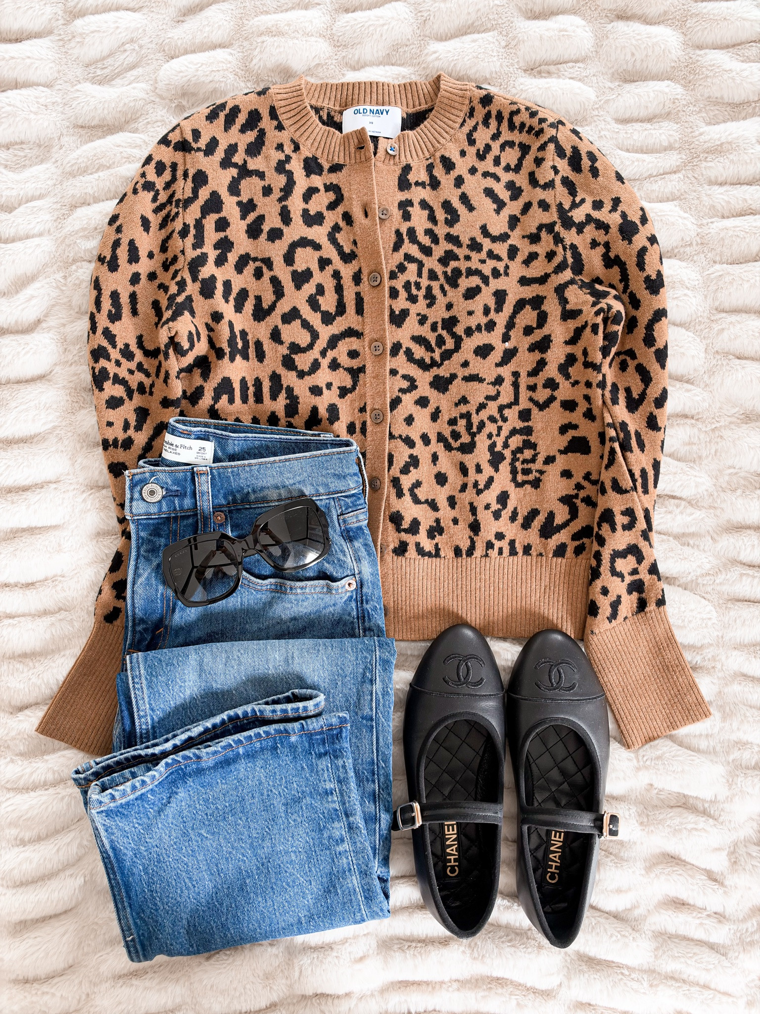 A little leopard print makes any fall outfit more fun 🐆 I love this cardigan paired with classic jeans and simple flats.

Comment LINK and I’ll send you the details.

#LTKOver40 #LTKSeasonal #LTKootd