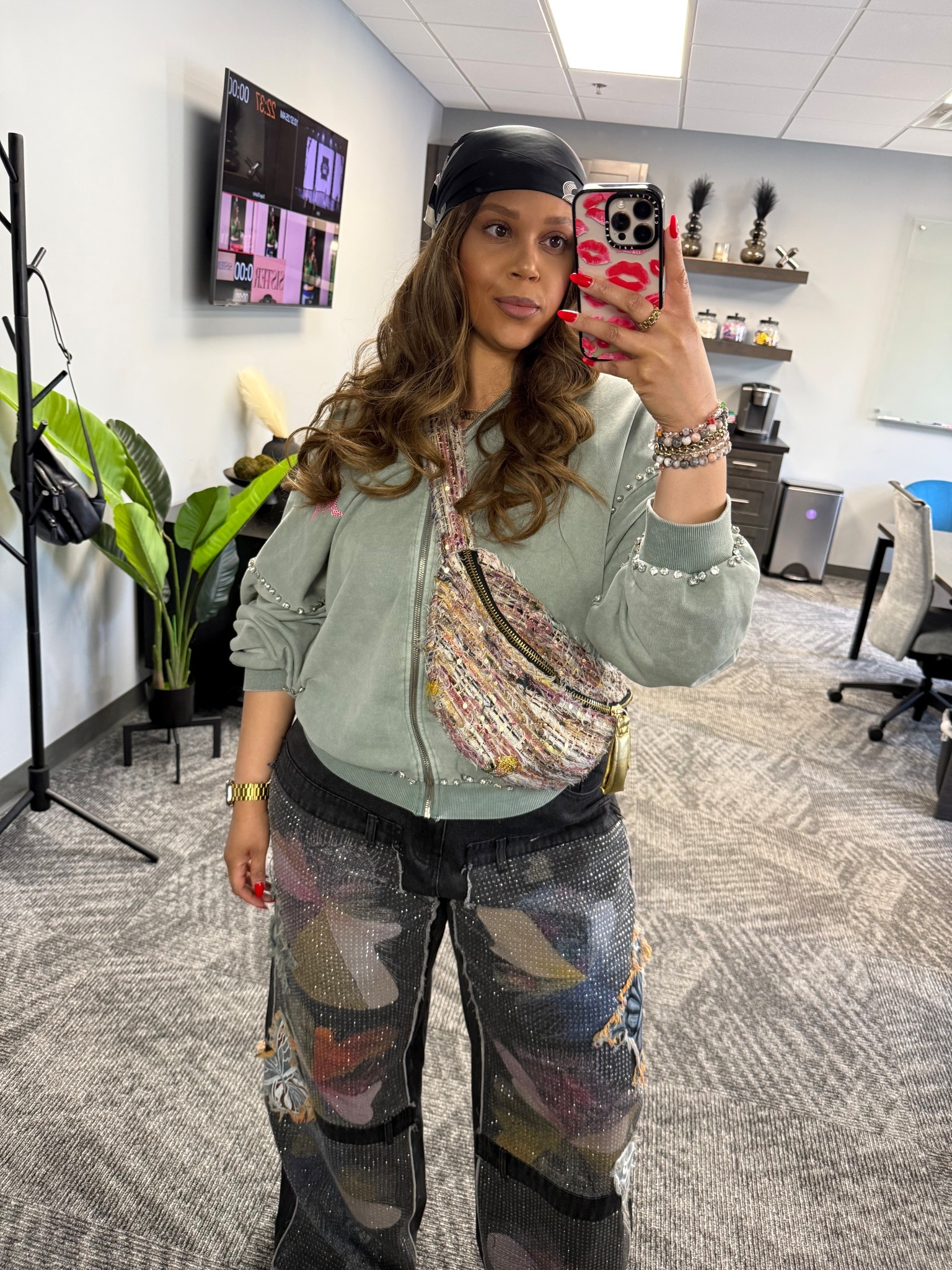 L/XL in jacket 1X in jeans & they’re a bit too big. Both I could size down in