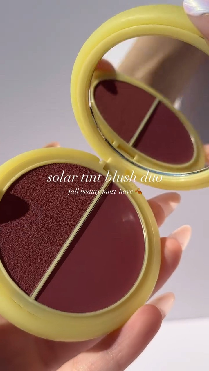 #gifted_by_simihazebeauty with the solar tint cream blush duo ✨🍂

Of all the blush types, cream is definitely my favorite. This duo doesn’t have just one, but two cream blush formulas in contrasting finishes🤩 

Plus, it is infused with skin-soothing camellia extract 🌿

Would you try this? They have 4 other shades and it can be found at @sephora 🫶🏻 @simihazebeauty 

#sephora #simihazebeauty #matteblush #creamblush #blushduo #fallaesthetic #fallbeauty #autumnaesthetic #makeuplover #juicylips #ugc #beautyaesthetic #makeupaesthetic #naturalbeauty #makeupobsessed #aesthetic #skincarebeauty
