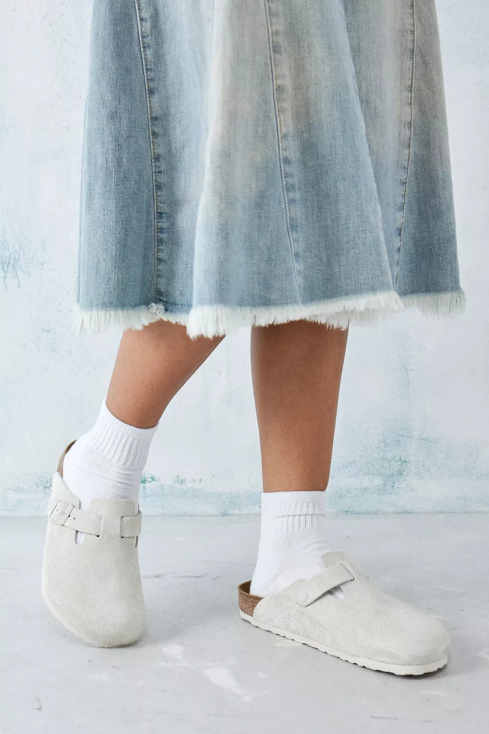 Birkenstock Antique White Suede Boston Clogs | Urban Outfitters (EU)