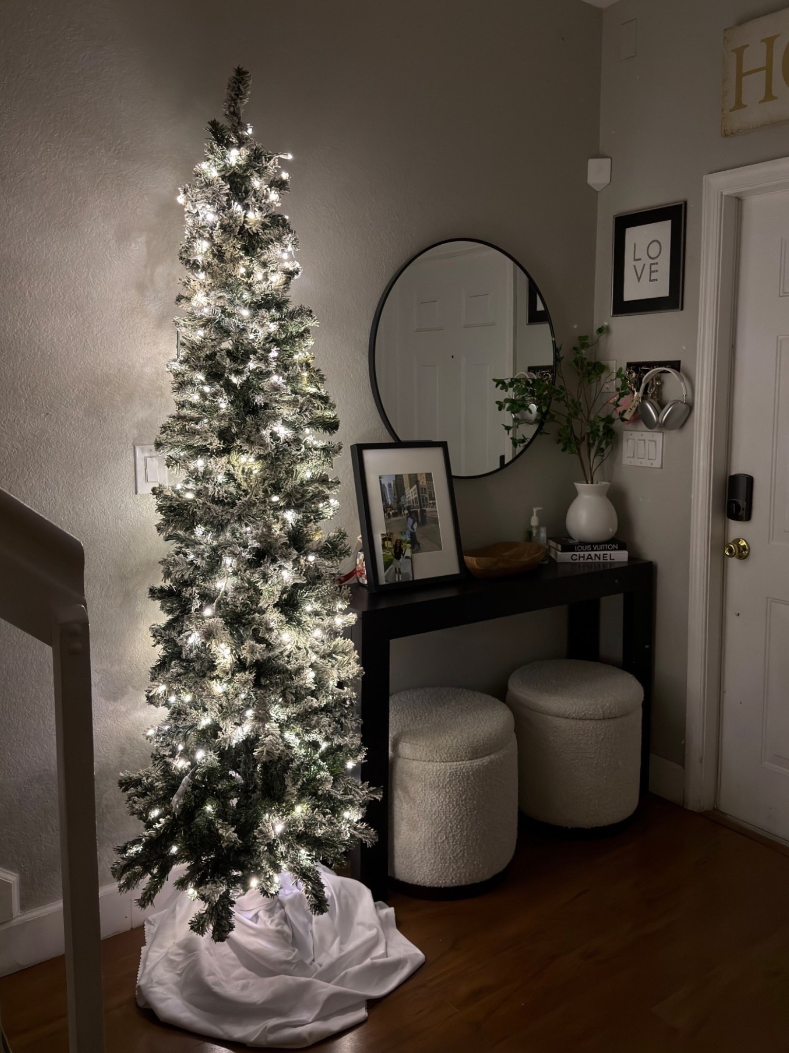 Loving my entryway! 

#LTKHome #LTKU #LTKHoliday