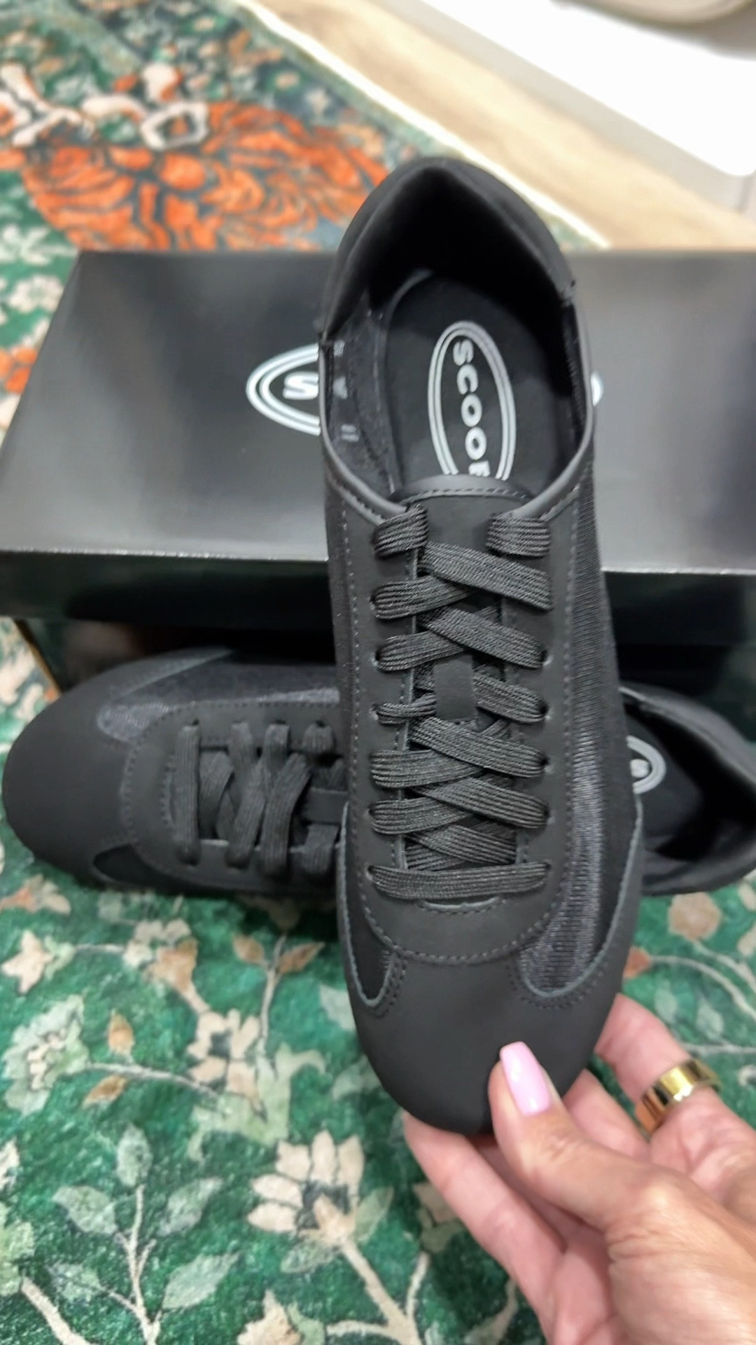 I already had the white, but when i saw they dropped black, i knew i had to have them too! They’re lightweight, comfortable and perfect for those warmer days ahead. Plus they’re super versatile! 