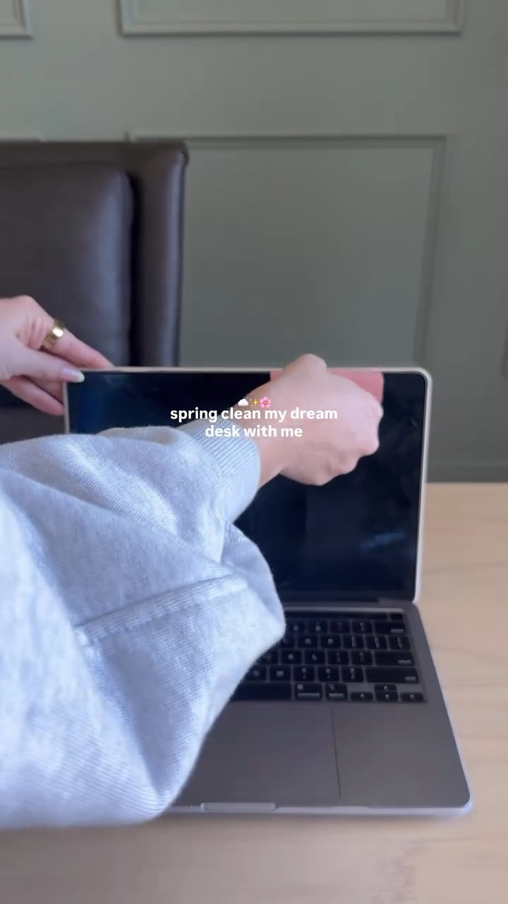 clean office 🤝🏼 get more work done ✨

follow @christinelizabethhome and comment OFFICE for all of the links to my office organization ◡̈ 

#homeofficeinspo #wfh #bossbabe #homeinspo #organizatipn