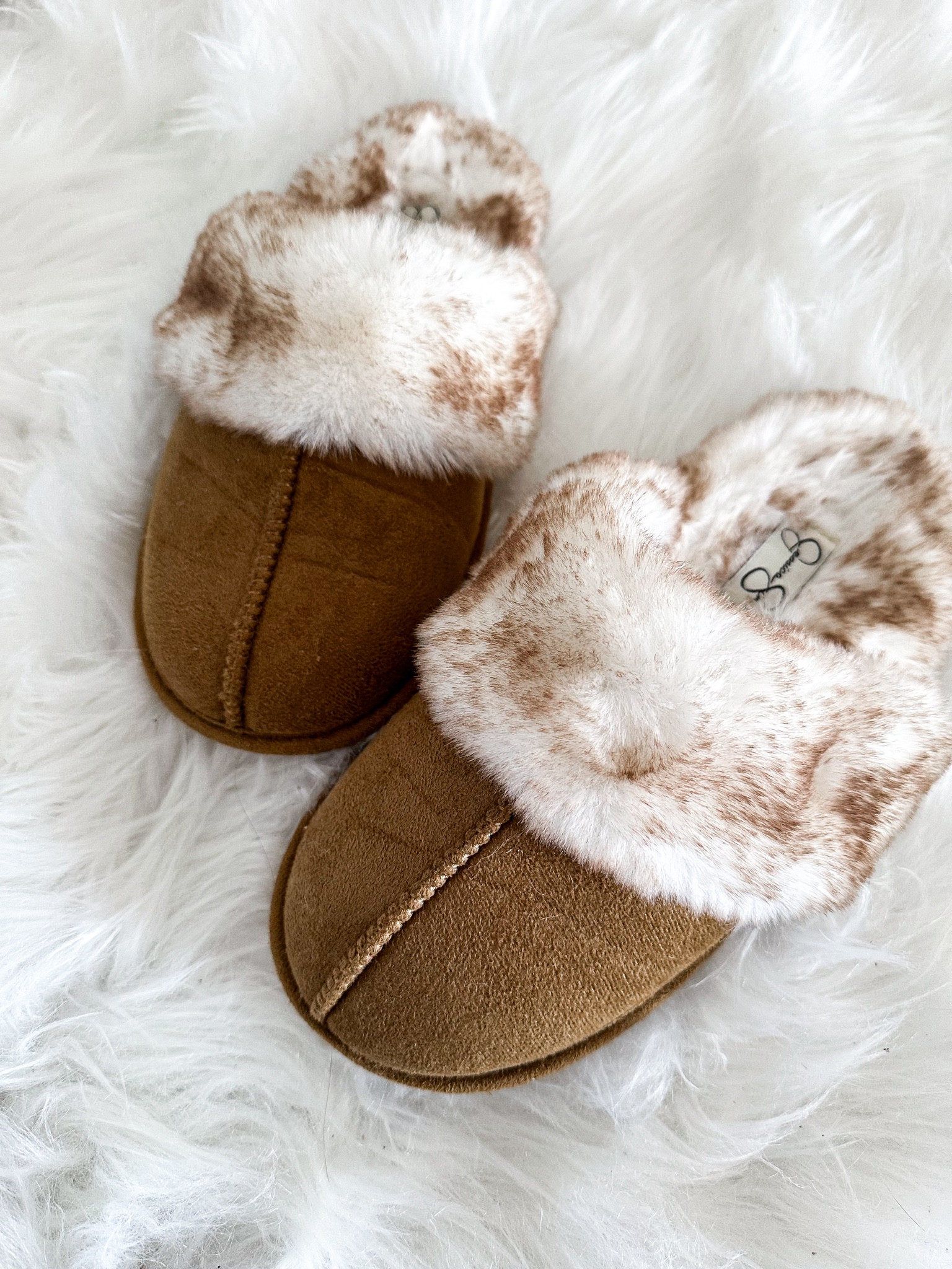 Cozy Slippers!! 🤎🤍

#LTKGiftGuide #LTKFindsUnder50 #LTKShoeCrush