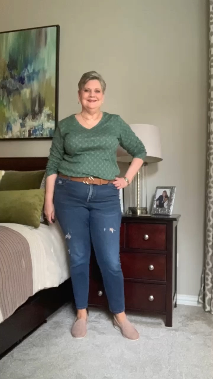 V-neck tee from Kohls.

100% Cotton.

Roomy fit but not oversized or bulky.

Several patterns & colors.

Great layering piece of on its own.

#falloutfit #fashionover50

#LTKSeasonal #LTKmidsize #LTKcurves