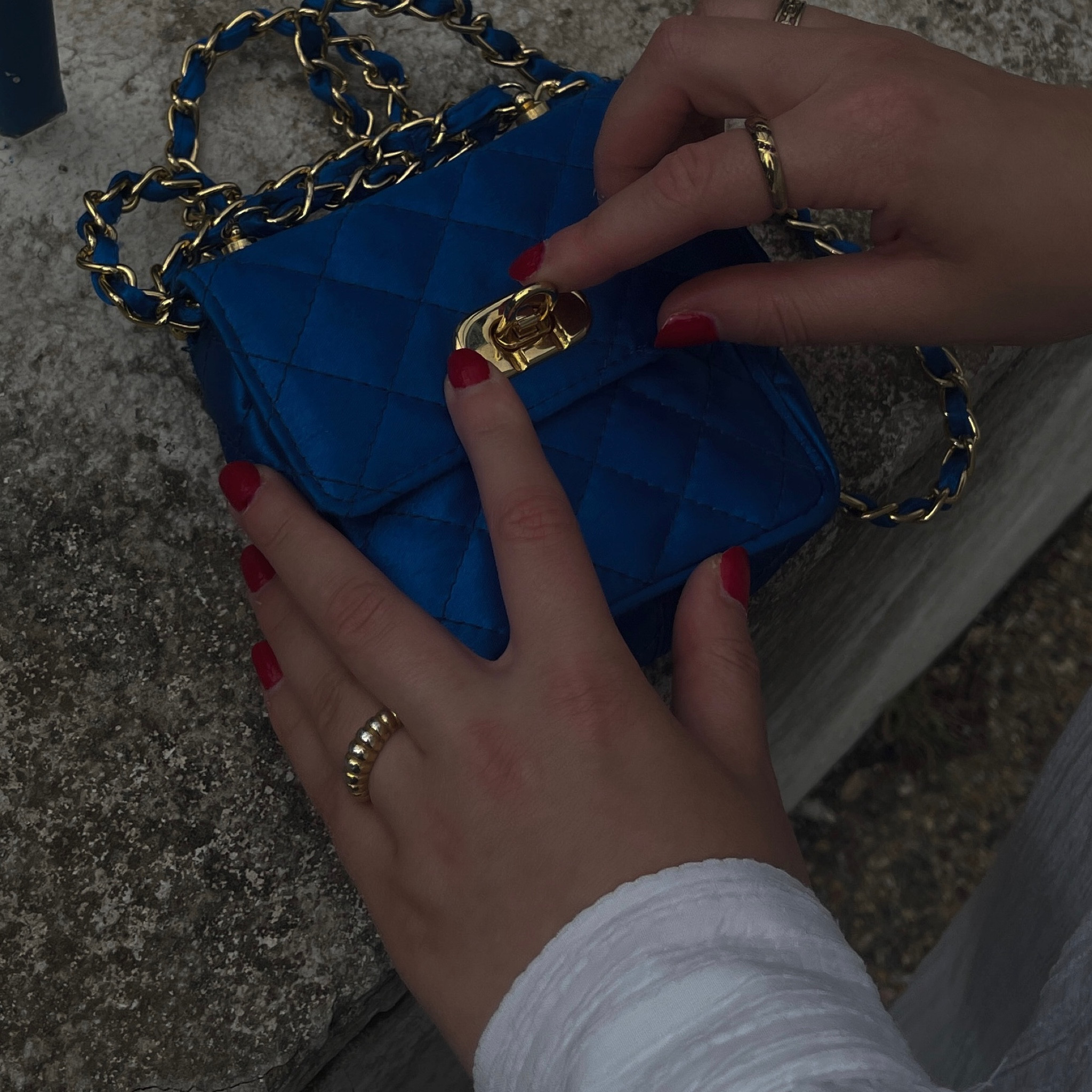 actually…
Bag: Zara
Jewelry: Glambou